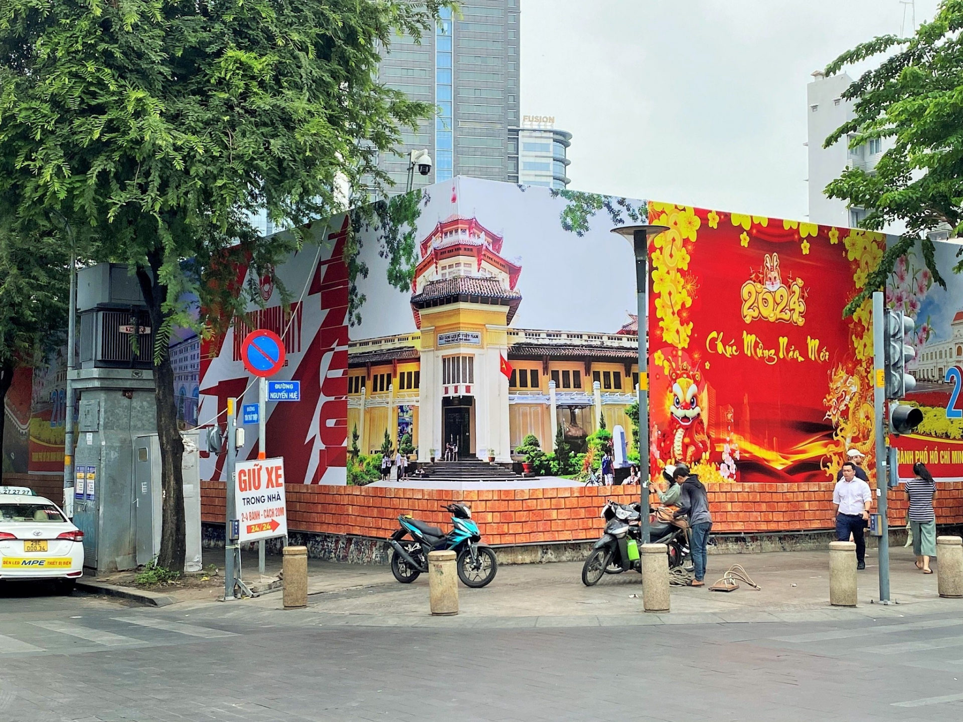 Billboard Hàng rào Nguyễn Huệ - Tôn Thất Thiệp, Quận 1