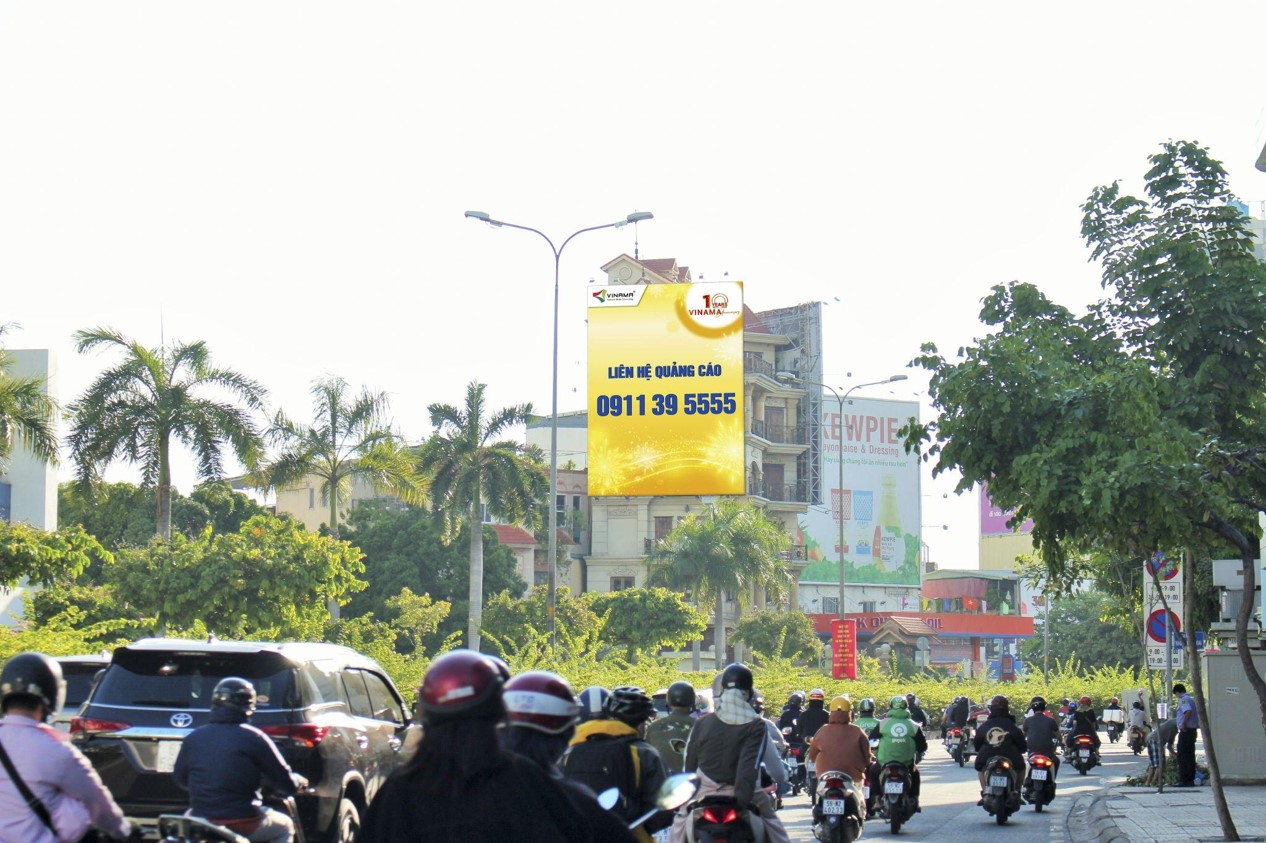 Billboard Khu vực toà nhà E.Town (Hướng Cộng Hòa đi Ngã 4 An Sương)