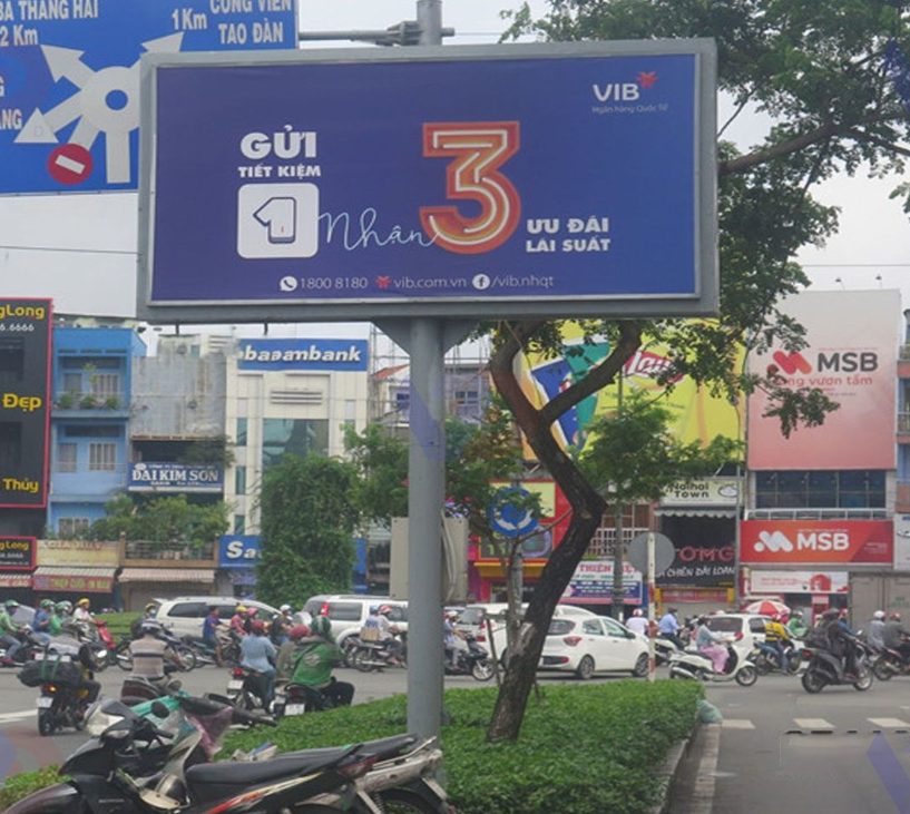 Trụ hộp đèn dọc tuyến Nguyễn Văn Cừ