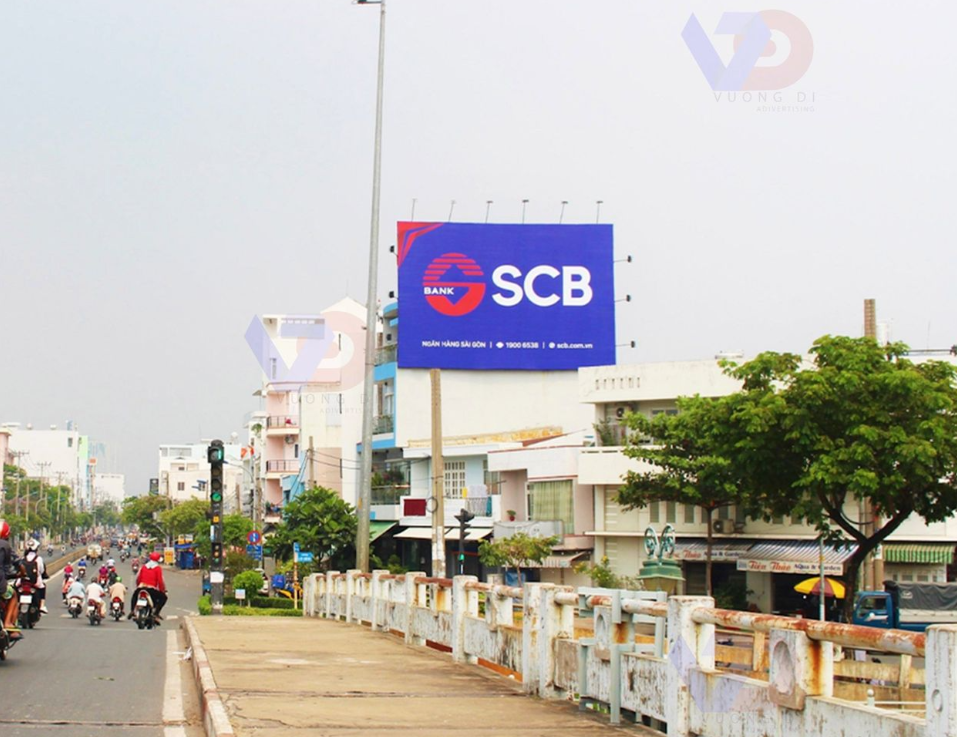 Cầu Phạm Văn Chí
