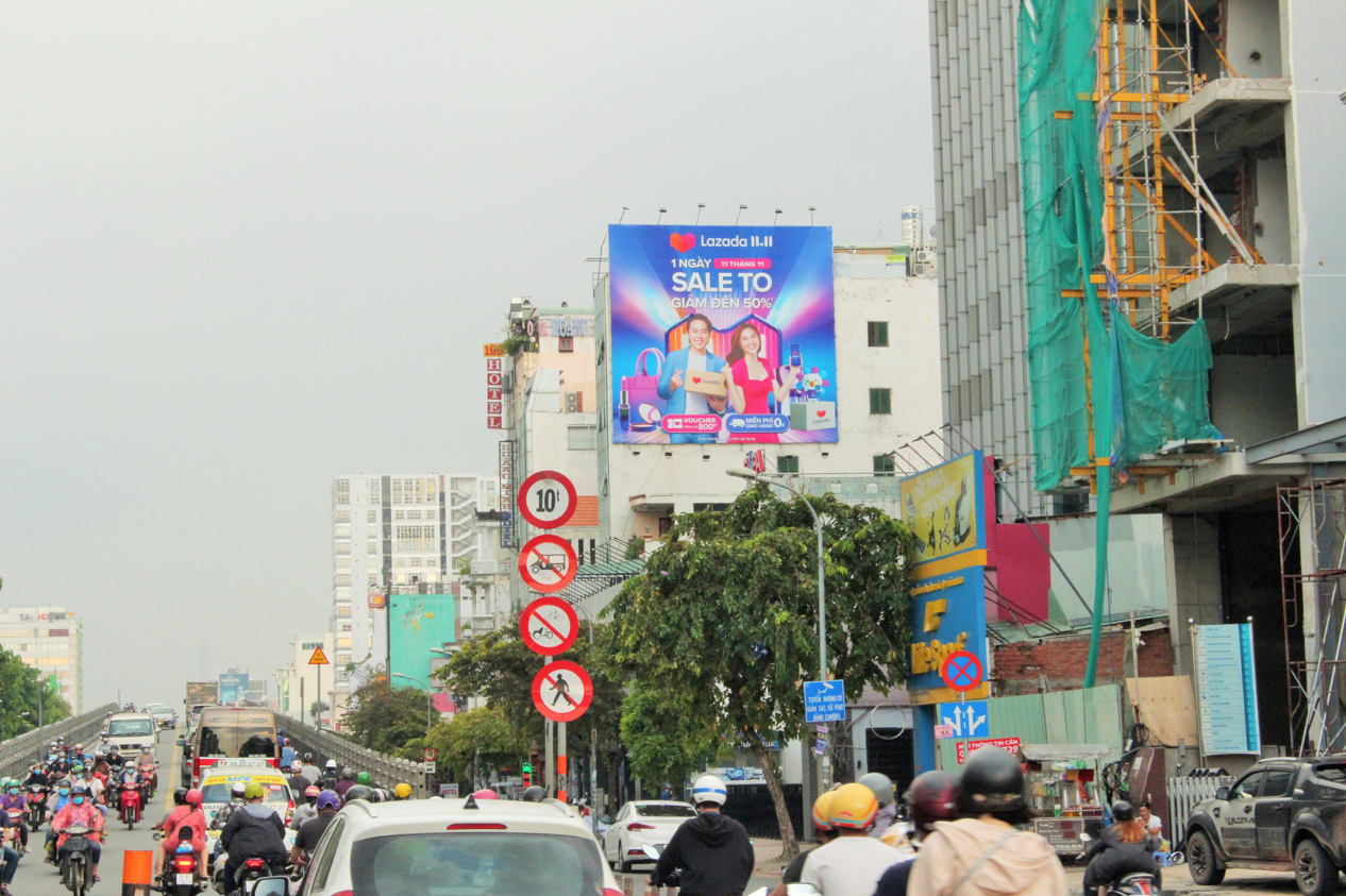 Billboard Cầu vượt ngã tư Cộng Hòa - Hoàng Hoa Thám