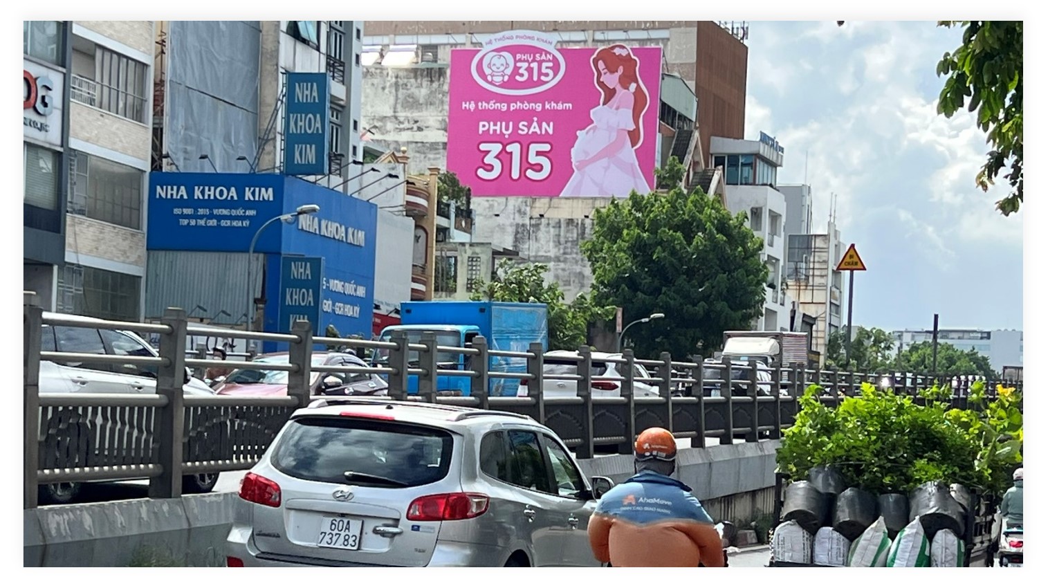 Billboard Chân cầu vượt Hoàng Hoa Thám, Tân Bình