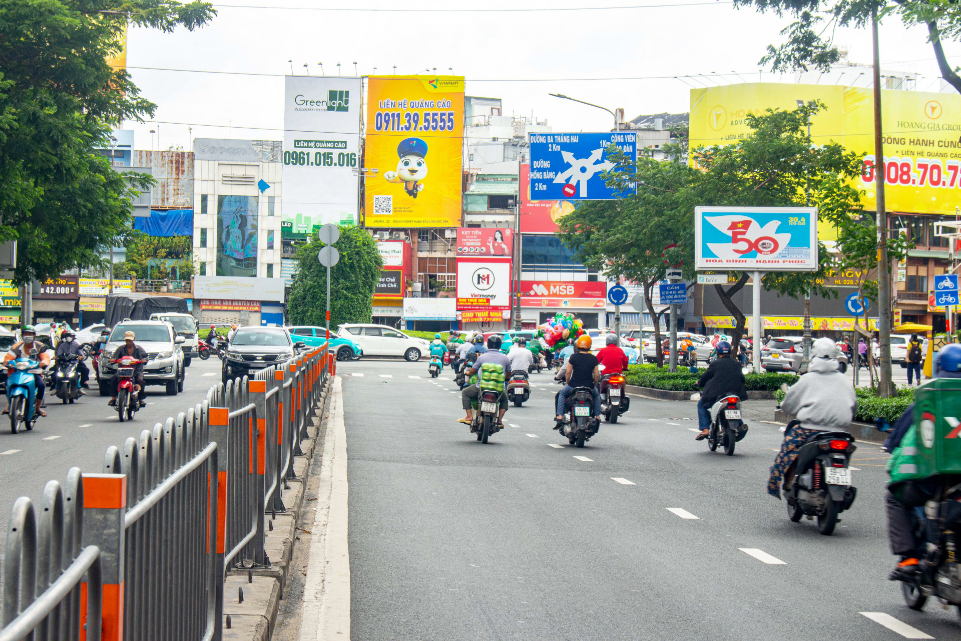 Billboard Vòng Xoay Nguyễn Văn Cừ - Nguyễn Thị Minh Khai – Quận 3