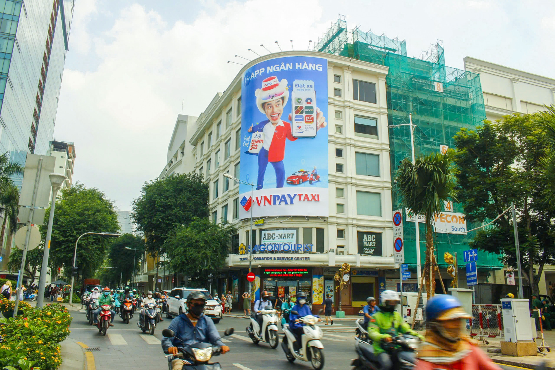 Billboard Parkson Đồng Khởi, Q1