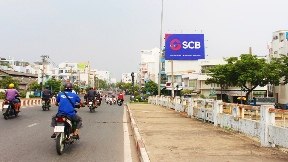 Billboard Cầu Phạm Văn Chí