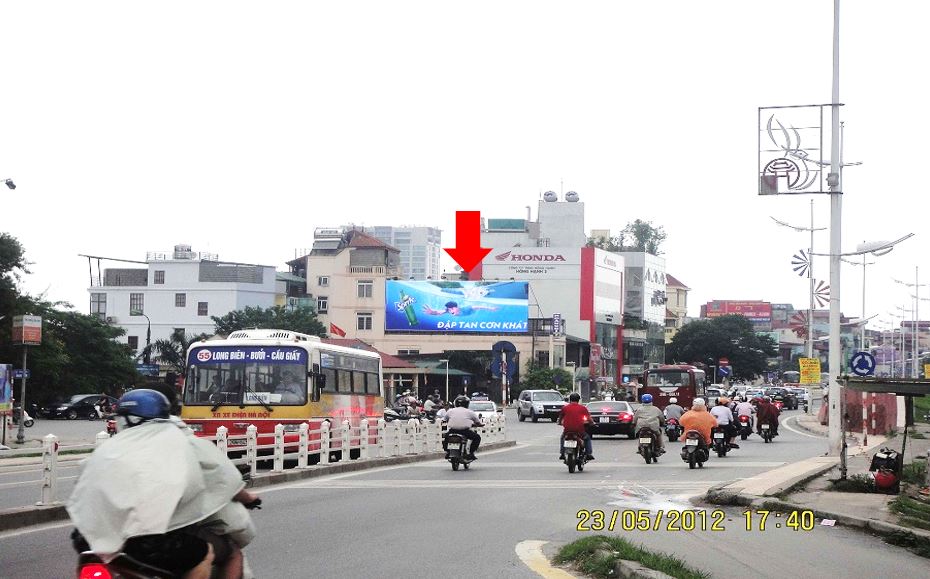 Bảng quảng cáo ngoài trời ngã 3 Nghi Tàm – Âu Cơ, Hà Nội