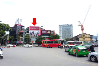 Bảng quảng cáo ngoài trời ngã tư Kim Mã – Phố Núi Trúc, quận Ba Đình, Hà Nội