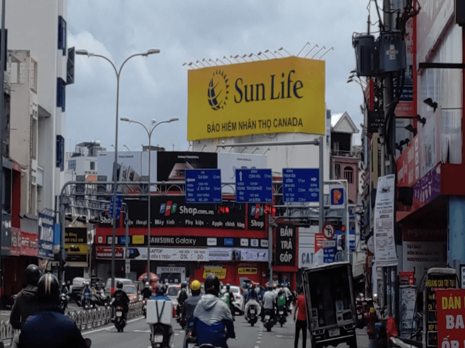 Bảng quảng cáo ngoài trời ngã tư Hoàng Văn Thụ – Phan Đăng Lưu, quận Phú Nhuận, Hồ Chí Minh