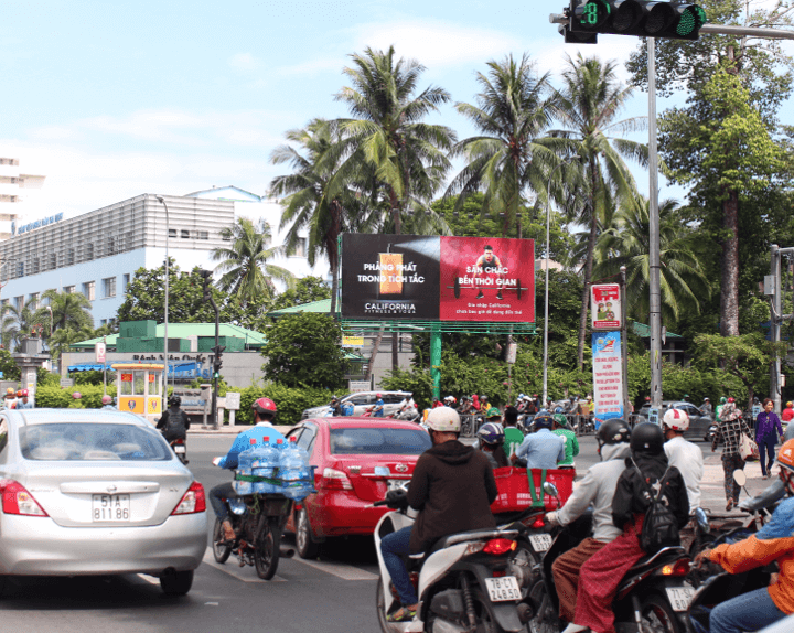 Bảng quảng cáo ngoài trời Ngã tư Phan Đăng Lưu – Nơ Trang Long, quận Bình Thạnh, Hồ Chí Minh