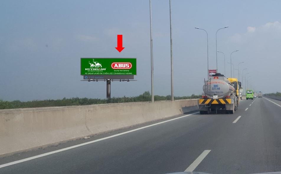 Bảng quảng cáo ngoài trời KM8+500 (Bên phải) cao tốc HCM – Long Thành, quận 9, Hồ Chí Minh