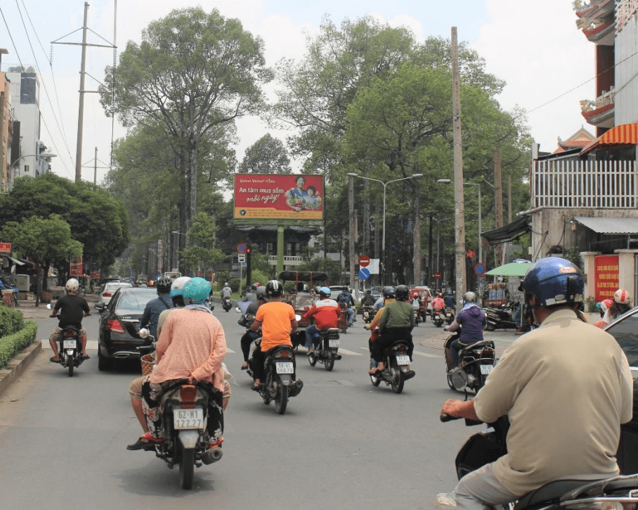 Bảng quảng cáo ngoài trời công viên Hòa Bình, quận 5, Hồ Chí Minh