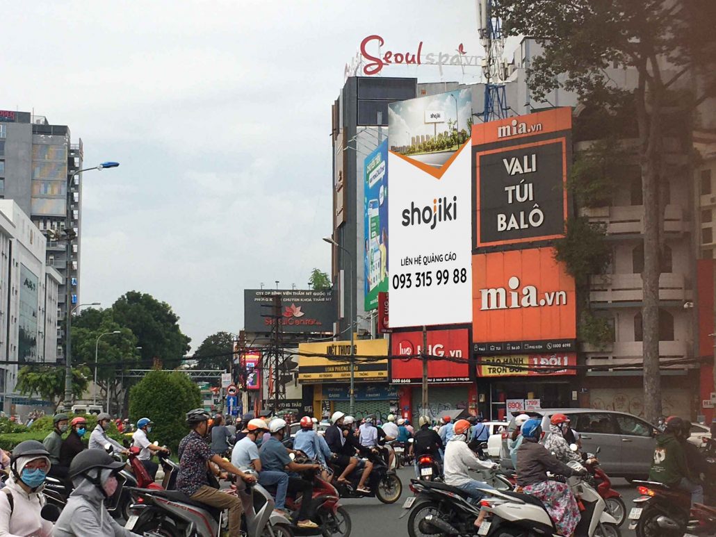 Bảng quảng cáo ngoài trời vòng xoay Dân Chủ, quận 3, Hồ Chí Minh