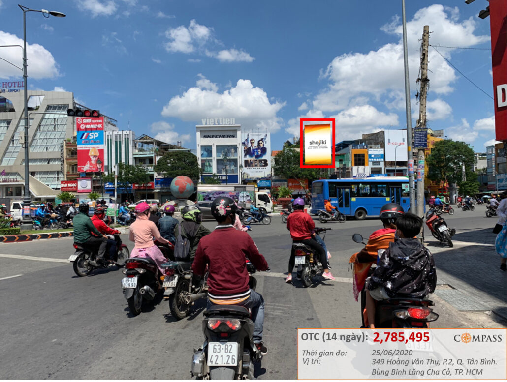 Bảng quảng cáo vòng xoay Lăng Cha Cả, quận Tân Bình