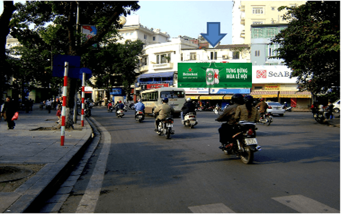 Bảng quảng cáo ngoài trời ngã tư Lê Thái Tổ, quận Hoàn Kiếm, Hà Nội
