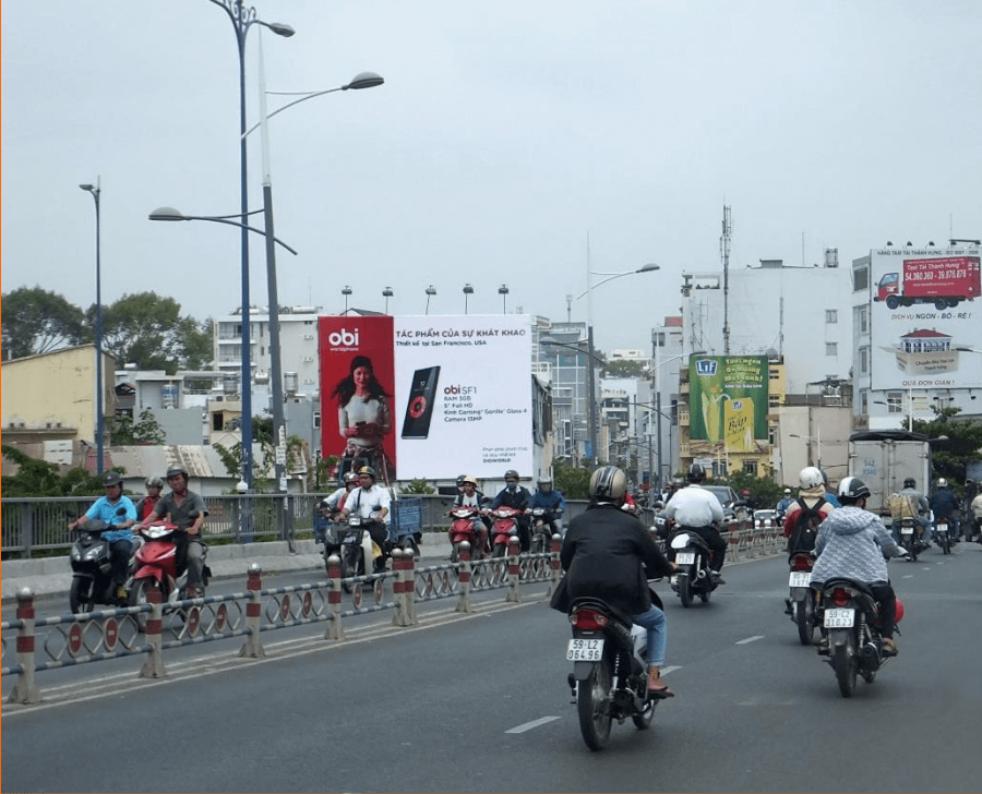 Bảng quảng cáo ngoài trời cầu Nguyễn Văn Cừ, quận 5, Hồ Chí Minh