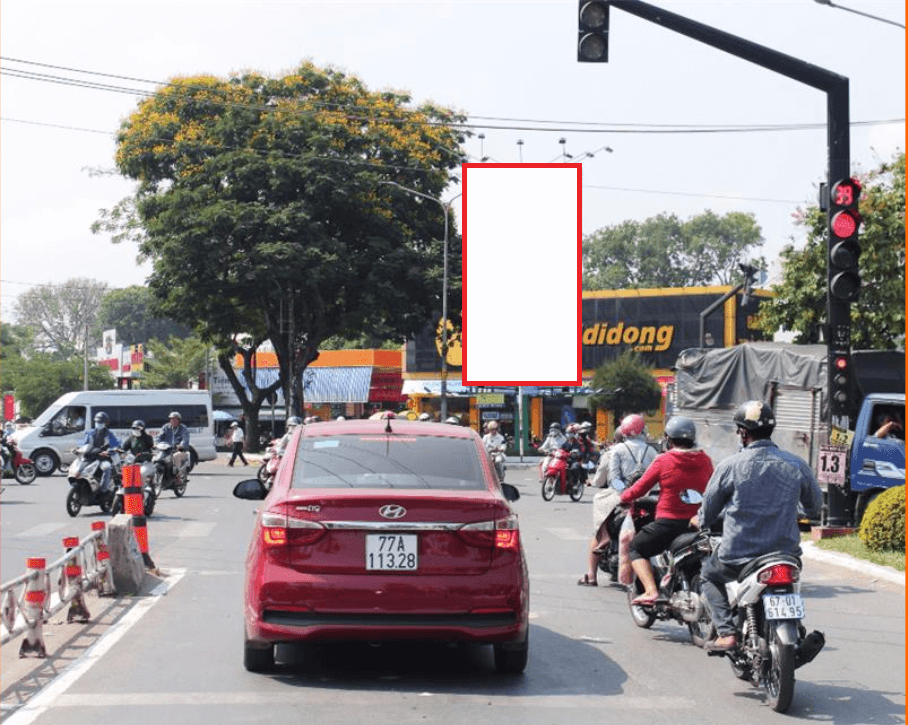 Bảng quảng cáo ngoài trời ngã năm Nguyễn Oanh – Nguyễn Văn Lượng – Lê Hoàng Phái, quận Gò Vấp, Hồ Chí Minh
