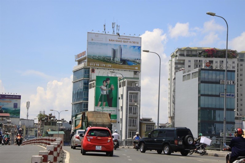 Bảng quảng cáo ngoài trời 6 – 8 Đoàn Văn Bơ, quận 4, Hồ Chí Minh