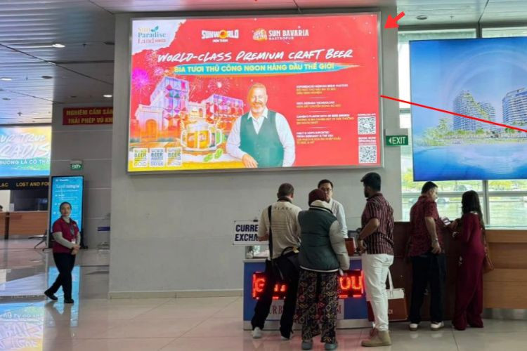 1 Bảng hộp đèn tại khu vực Ga đến Quốc Nội, Sân bay Quốc tế Phú Quốc