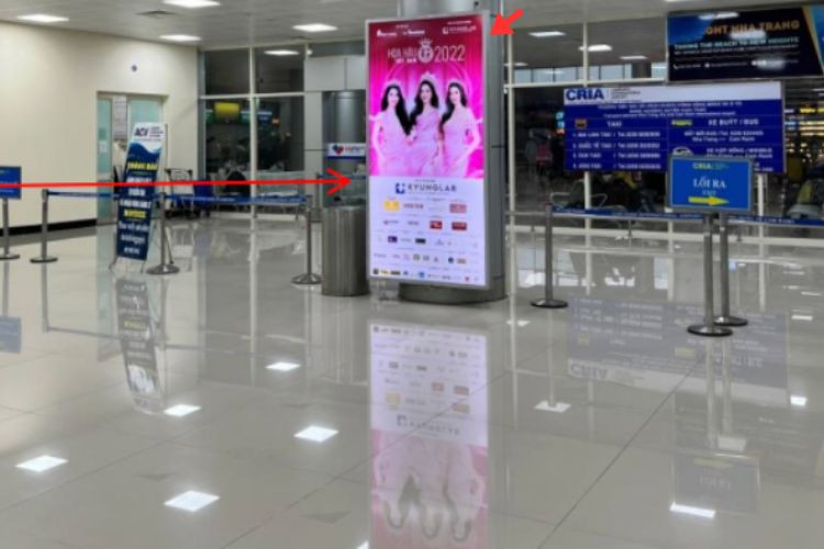 1 Bảng quảng cáo ốp trụ trên hai cửa đi ra hành khách ga đến quốc nội, sân bay Cam Ranh