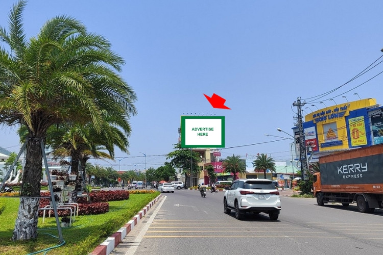 1 bảng quảng cáo treo tường nằm ngang tại 242 đường Tây Sơn, phường Quy Nhơn Nam, Gia Lai (Vòng xoay Siêu thị GO)