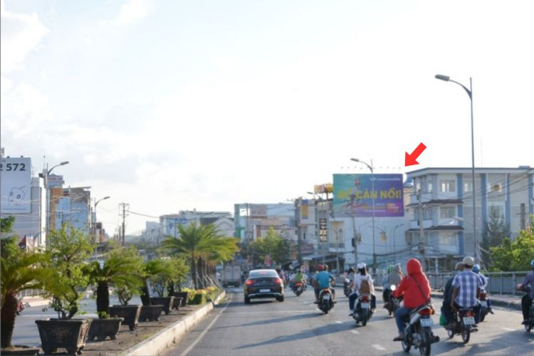 1 mặt Bảng quảng cáo treo tường tại chân cầu Ghành Hào (92 Nguyễn Tất Thành), phường Lý Văn Lâm, Cà Mau
