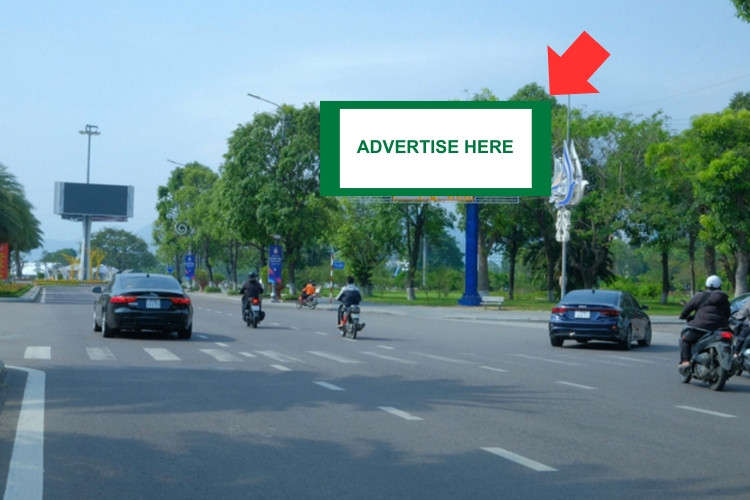 1 bảng quảng cáo treo tường nằm ngang tại Góc đường Nguyễn Tất Thành và Vũ Bão, phường Quy Nhơn, Gia Lai