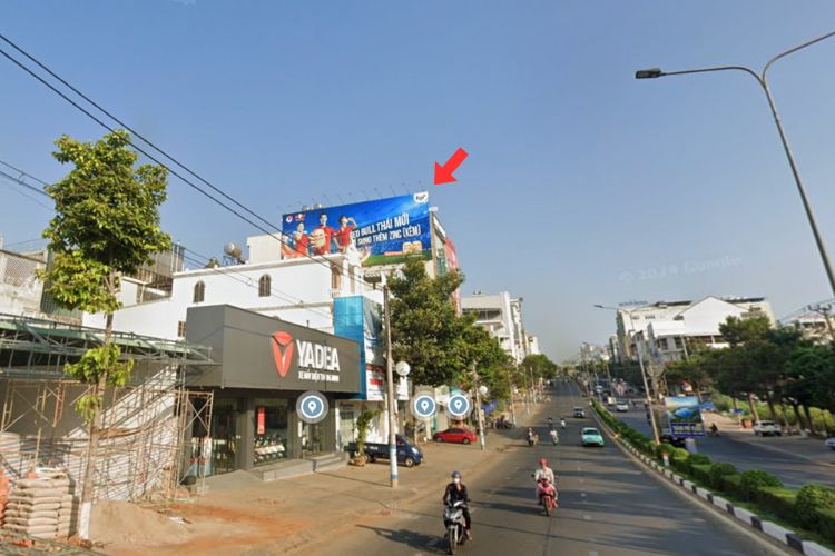 1 mặt Bảng quảng cáo treo tường tại 100 Nguyen Tat Thanh, Pleiku, Gia Lai