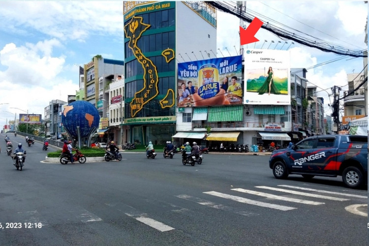 1 bảng quảng cáo treo tường nằm ngang tại Ngã tư Ngô Quyền, phường Tân Thành, Cà Mau (Chân Cầu Cà Mau)
