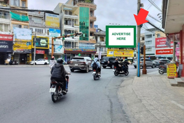 1 bảng quảng cáo treo tường nằm ngang tại Ngã tư Nguyễn Văn Cừ – Ba Tháng Hai, phường Xuân Hương, Lâm Đồng (Cửa hàng Xuan Truong Cellphone)