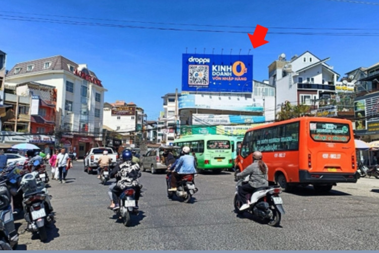 1 bảng quảng cáo treo tường nằm ngang tại 36 đường Ánh Sáng, phường Xuân Hương, Lâm Đồng (Bến xe Đà Lạt)