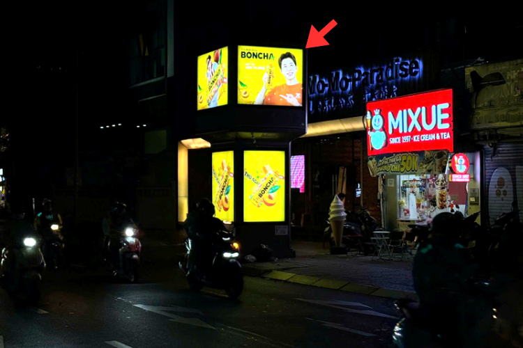 Bảng quảng cáo trụ hộp đèn E-tower 8 mặt tại 96 Nguyễn Thị Minh Khai, Phường Xuân Hòa, Thành phố Hồ Chí Minh (Nhà hàng MoMo Paradise)