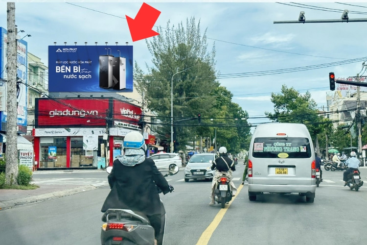 1 bảng quảng cáo treo tường nằm ngang tại 285 Trần Hưng Đạo, phường Phan Thiết, Lâm Đồng (Ngã tư Trần Hưng Đạo – Thủ Khoa Huân)