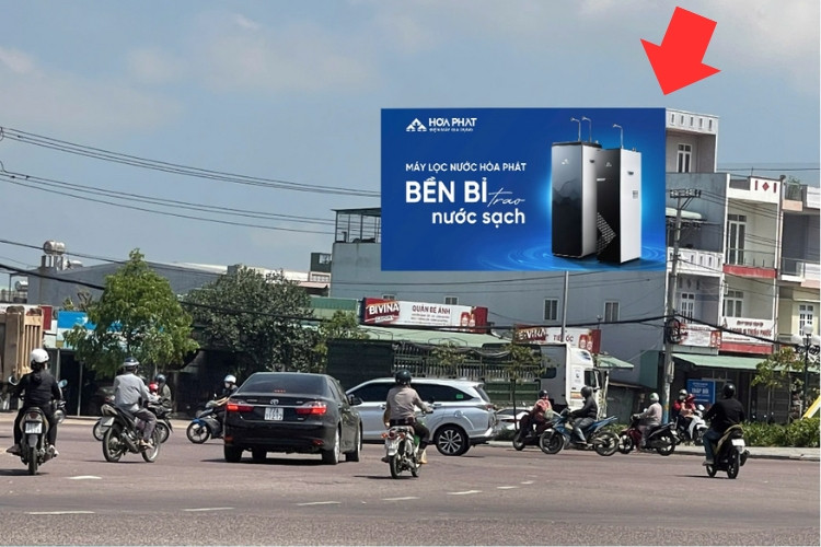 1 bảng quảng cáo treo tường nằm ngang tại Vòng xoay Hùng Vương – Trần Quang Diệu, phường Tuy Hoà, Đắk Lắk