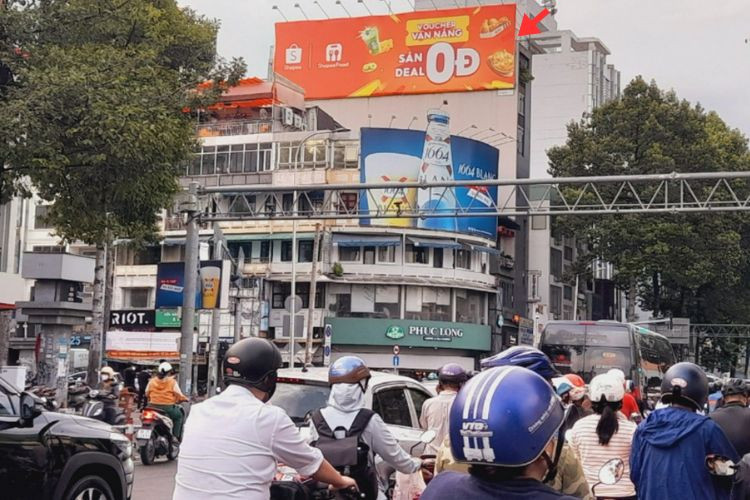 1 bảng quảng cáo ốp tường tại 163 Nguyễn Thái Học, phường Bến Thành, TP. Hồ Chí Minh