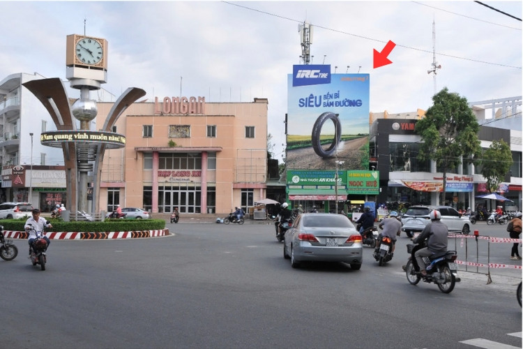 1 bảng quảng cáo treo tường dọc tại Vòng xoay giao giữa đường Nguyễn Trung Trực và Võ Văn Tần, phường Long An, Tây Ninh
