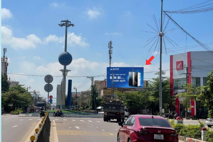 1 mặt biển quảng cáo treo tường tại vòng xoay trung tâm thị trấn Đập Đá, Phường An Nhơn, Gia Lai