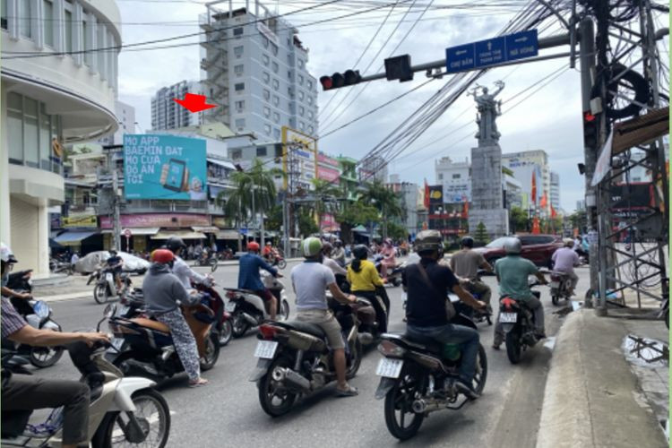 1 bảng quảng cáo treo tường nằm ngang tại Vòng xoay Tượng đài Kháng Chiến, phường Nha Trang, Khánh Hòa