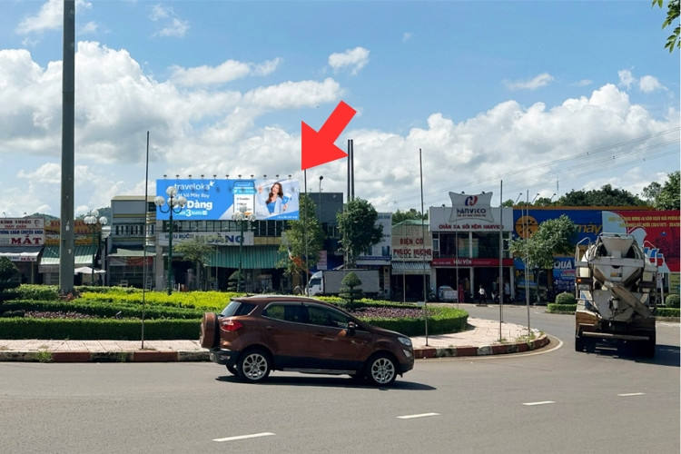 1 bảng quảng cáo treo tường nằm ngang tại Vòng xoay Quốc lộ 28, phường Bắc Gia Nghĩa, Lâm Đồng
